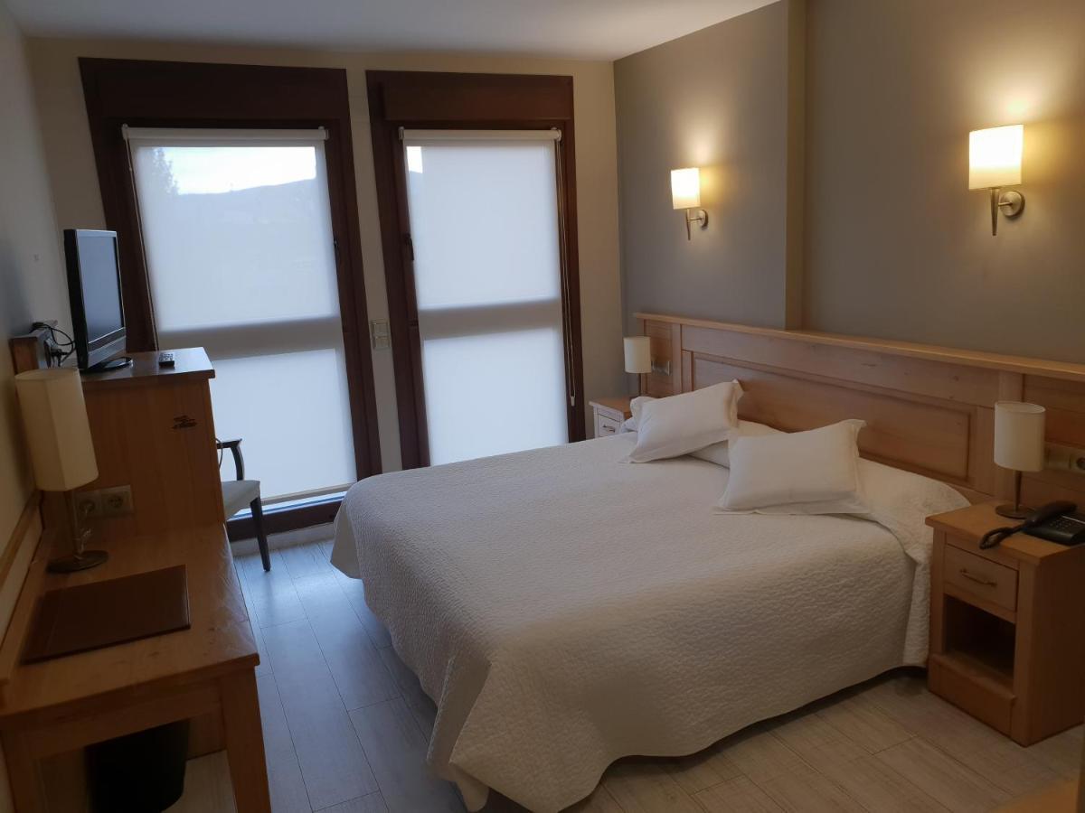 Hotel A Boira à Jaca Extérieur photo