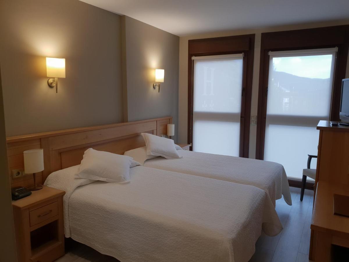 Hotel A Boira à Jaca Extérieur photo