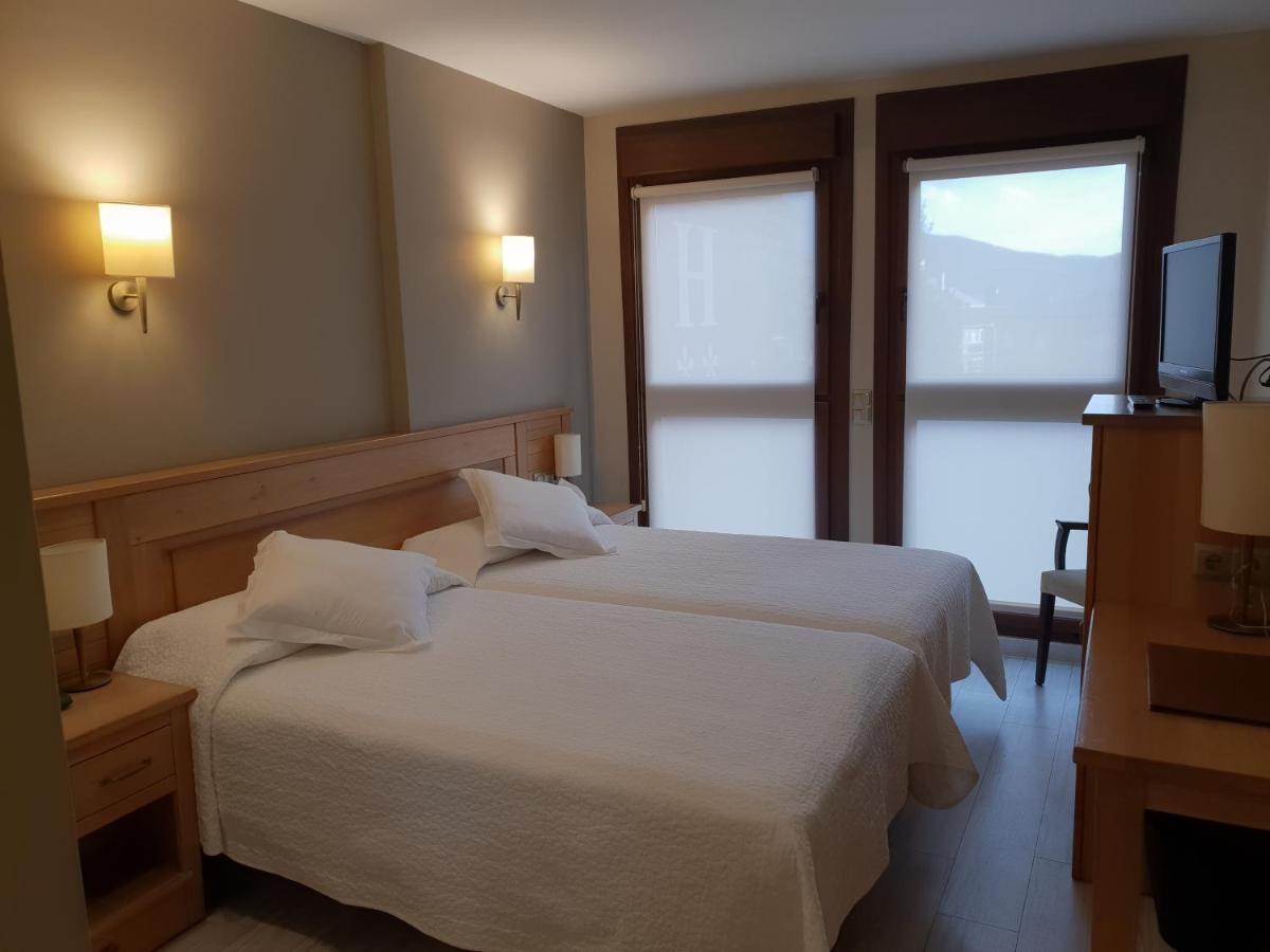 Hotel A Boira à Jaca Extérieur photo
